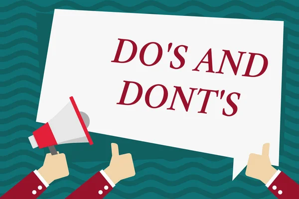 Texto de escritura a mano Do S And Dont S. Concepto que significa Reglas o costumbres relativas a alguna actividad o acciones Mano sosteniendo el megáfono y otros dos pulgares gestos hacia arriba con el globo de texto . —  Fotos de Stock