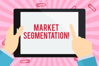 Kelime yazma Metin Pazarı Bölümü. Potansiyel müşteri pazarını İşadamı El Tutuşu, Gösterme ve Dokunma Renkli Tablet Ekranı gruplarına bölme konsepti.