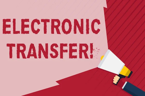 Escritura a mano de texto Transferencia electrónica. Concepto que significa transacción que tiene lugar a través de una red computarizada Mano que sostiene el megáfono con la viga ancha en blanco para extender el rango de volumen . — Foto de Stock