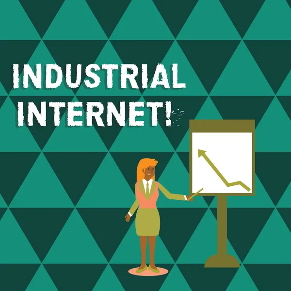 Schreibnotiz, die industrielles Internet zeigt. Geschäftsfoto, das die Nutzung des Internets der Dinge in Industriesektoren zeigt Frau hält Stock und zeigt auf Pfeildiagramm auf Whiteboard. — Stockfoto