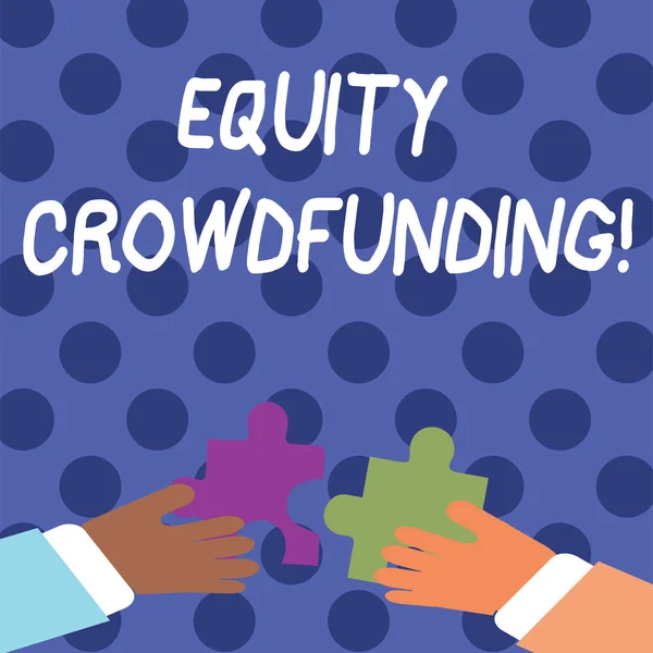 Handgeschreven tekst schrijven equity crowdfunding. Concept betekenis aantrekken van kapitaal gebruikt door startups en earlystage bedrijf twee handen houden kleurrijke puzzelstukjes over om de tegels te vergrendelen. — Stockfoto