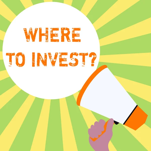 Znak tekstowy pokazujący gdzie inwestować pytanie. Zdjęcie koncepcyjne z pytaniem, gdzie umieścić pieniądze w programach finansowych lub akcjach. — Zdjęcie stockowe