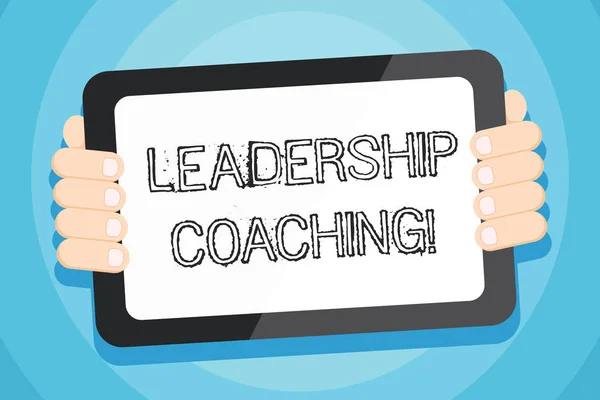 Tekstbord dat leiderschap coaching toont. Conceptueel foto geïndividualiseerd proces dat een Leader s bouwt is mogelijkheid kleuren Tablet smartphone met blanco scherm handheld vanaf de achterkant van gadget. — Stockfoto