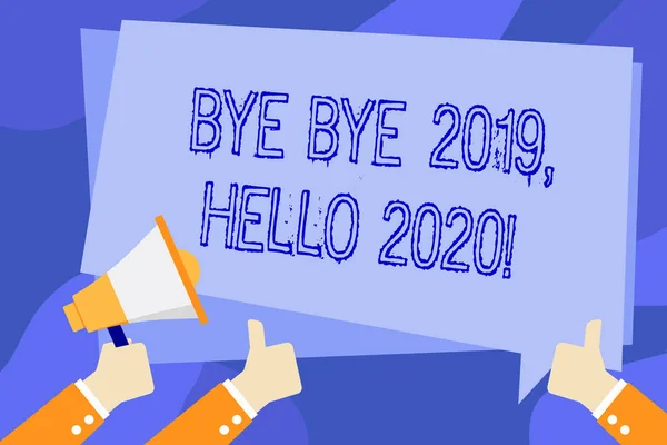 Nota de redação mostrando Bye Bye 2019 Olá 2020. Foto de negócios mostrando dizer adeus ao ano passado e dar as boas-vindas a outro bom Hand Holding Megaphone e Gesturing Thumbs Up Text Balloon . — Fotografia de Stock