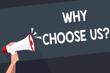 Kelime yazma metni Neden bizi seç sorusu. Ürün servisi Human Hand Holding 'i Ses Simgesi ve Boşluk Metni ile sıkıca tutan bir Megafonu seçmenin avantajları ve dezavantajları listesi için iş konsepti