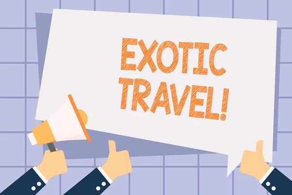 Schrijfbriefje met Exotic Travel erop. Zakelijke foto showcasing Reizen naar ongewone plaatsen of onbekende bestemming Hand Holding Megaphone en Gesturing Thumbs Up Text Ballon. — Stockfoto