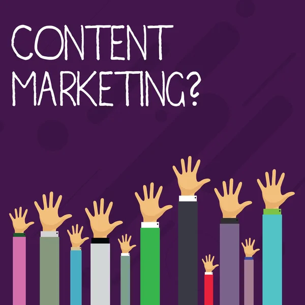 Tekst schrijven Content Marketing Vraag. Business concept voor omvat het creëren en delen van online materiaal Handen van verschillende ondernemers Raising Up Boven het hoofd, Palm Facing Front. — Stockfoto