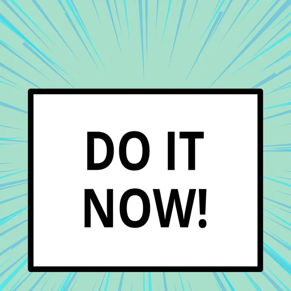 Написание текста "Сделай это сейчас". Бизнес-концепция для того, чтобы не сидеть сложа руки и начать работать или делать вещи сразу . — стоковое фото