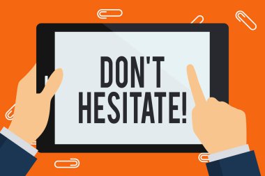 Kelime yazma metni Don T Tereddüt. Bir şey yapmak için iş konsepti ve sonuç hakkında endişelenmenize gerek yok İş adamı El Tutma, İşaret ve Dokunma Renkli Tablet Boş Ekran.
