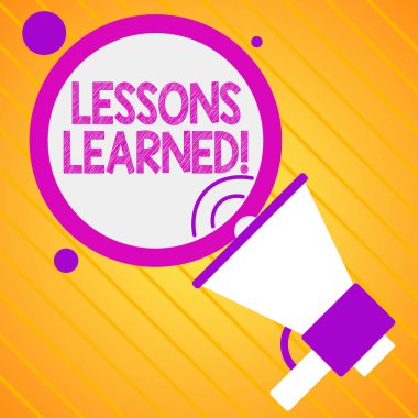 Öğrenilen Dersleri gösteren metin işareti. Aktif olarak alınması gereken damıtılmış proje kavramsal fotoğraf deneyimleri.