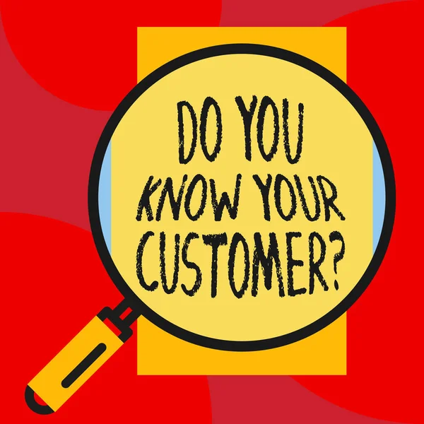 メモを書くことは顧客の質問を知っていますか?関連情報を持つクライアントを識別するサービスを紹介するビジネス写真. — ストック写真