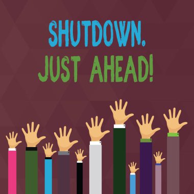 Hand-yazılı metin yazma Shutdown Just Ahead. Kavram ya kısa zaman ya da sonsuza kadar Birkaç İşadamları Başının Üzerinde Raising, Palm Facing Front.