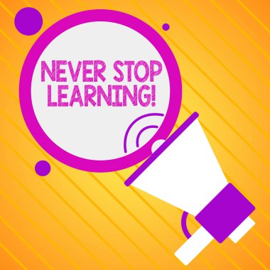 Öğrenmeyi Asla Durdurmayı gösteren metin işareti. Kavramsal fotoğraf yeni bilgi veya malzeme edinme çalışmaya devam.