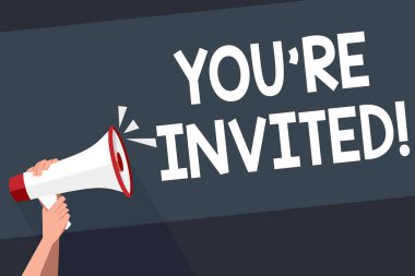 Tekrar Davet Ettiğin Kelime Yazma Metni. Birine kibarca dostça bir talepte bulunma konsepti İnsan Elinin Ses Simgesi ve Boşluk Metin Boşluğu ile sımsıkı tuttuğu bir yere git.