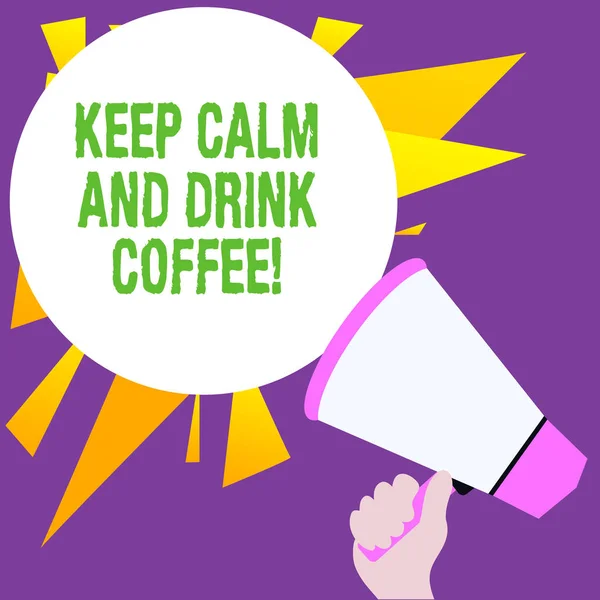 Piszę notatkę pokazującą Keep Calm And Drink Coffee. Prezentacja zdjęć biznesowych zachęcają do demonstracji cieszyć się napojem kofeinowym i relaks. — Zdjęcie stockowe