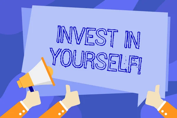 Skriva lapp som visar Invest In Yourself. Business foto visa upp lära sig nya saker eller material vilket gör din mycket bättre Hand Holding Megaphone och Gesturing tummar upp text ballong. — Stockfoto