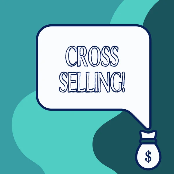 Scrittura di testi a mano Cross Selling. Concetto che significa vendere prodotti complementari a un cliente esistente . — Foto Stock