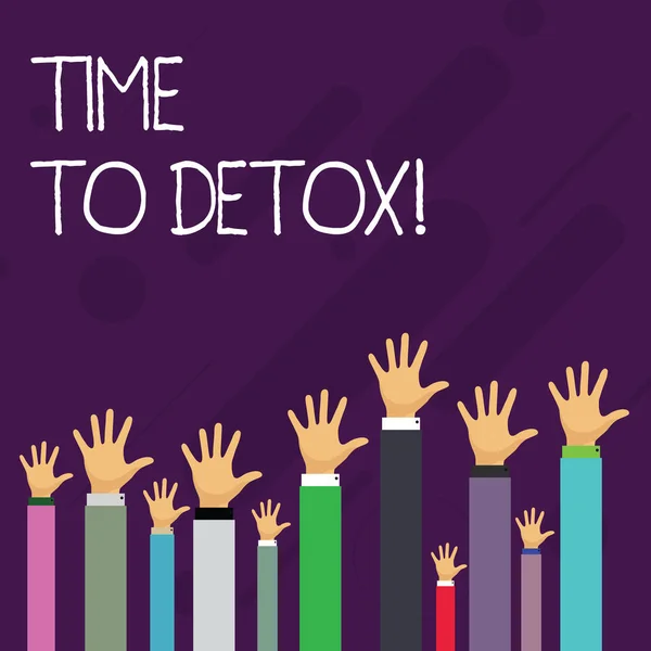 Slovo psaní textu Time To Detox. Obchodní koncept pro případ, že očistíte své tělo od toxinů nebo přestanete konzumovat drogy Ruce několika podnikatelů zvedající se nad hlavu, Palm čelí přední. — Stock fotografie
