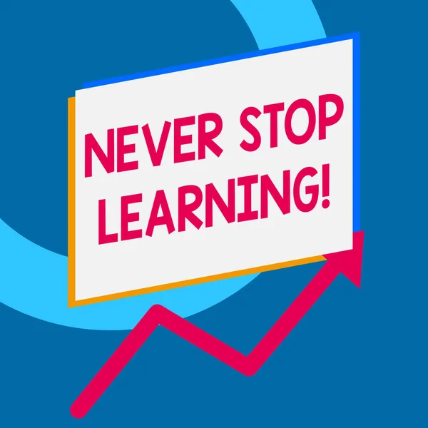 Escribiendo una nota que muestra Never Stop Learning. Exhibición de fotos de negocios seguir estudiando la obtención de nuevos conocimientos o materiales . —  Fotos de Stock