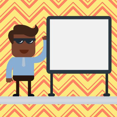 Gülşen İşadamı veya Ofis Çalışanı Güneş Gözlüğü ve Kravat Ayakta Boş Beyaz Tahta Yanında Stand onun Sol Eli İş Toplantısı veya Sunum Kaldırdı ile Ayakta