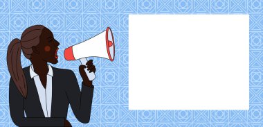 Ceketli, at kuyruklu genç kadın dikdörtgen şekilli mesaj kutusuyla Loudhailer 'a bağırıyor. Açıklamalar ve Tanıtımlar için Yaratıcı Arkaplan Alanı