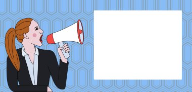 Ceketli, at kuyruklu genç kadın dikdörtgen şekilli mesaj kutusuyla Loudhailer 'a bağırıyor. Açıklamalar ve Tanıtımlar için Yaratıcı Arkaplan Alanı