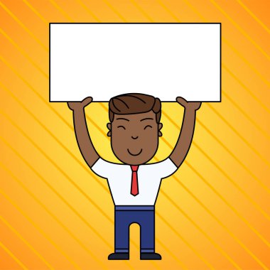 Resmi Kıyafetlerle Gülümseyen Genç Erkek Ayakta Duruyor ve İki Eliyle Büyük Boş Pankart ı Tutarak. Duyurular ve Promosyonlar için Yaratıcı Arka Plan Alanı