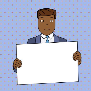 Resmi Takım Elbiseli Gülen Adam İki Eliyle Kendini Önünde Büyük Boş Poster Panosu Tutuyor. Duyurular ve Promosyonlar için Yaratıcı Arka Plan Alanı