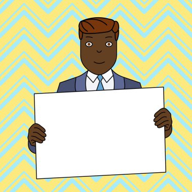 Resmi Takım Elbiseli Gülen Adam İki Eliyle Kendini Önünde Büyük Boş Poster Panosu Tutuyor. Duyurular ve Promosyonlar için Yaratıcı Arka Plan Alanı