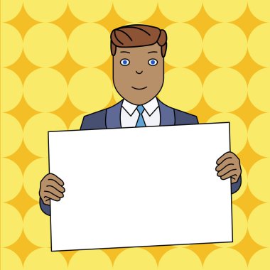 Resmi Takım Elbiseli Gülen Adam İki Eliyle Kendini Önünde Büyük Boş Poster Panosu Tutuyor. Duyurular ve Promosyonlar için Yaratıcı Arka Plan Alanı