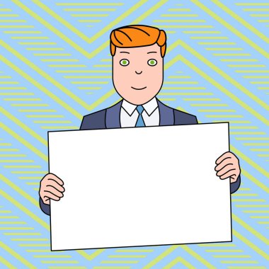 Resmi Takım Elbiseli Gülen Adam İki Eliyle Kendini Önünde Büyük Boş Poster Panosu Tutuyor. Duyurular ve Promosyonlar için Yaratıcı Arka Plan Alanı