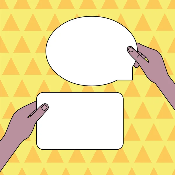 Hands Holding Two Empty Tablets One Rectangular in Left Hand Another in Form of Oval Speech Bubble in Right One (dalam bahasa Inggris). Ruang Latar Belakang Kreatif untuk Teks - Stok Vektor