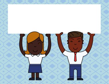 İki Gülen İnsanlar Erkek ve Kadın Tutan Big Blank Poster Board Overhead Her Iki Eliyle. Duyurular ve Promosyonlar için Yaratıcı Arka Plan Alanı