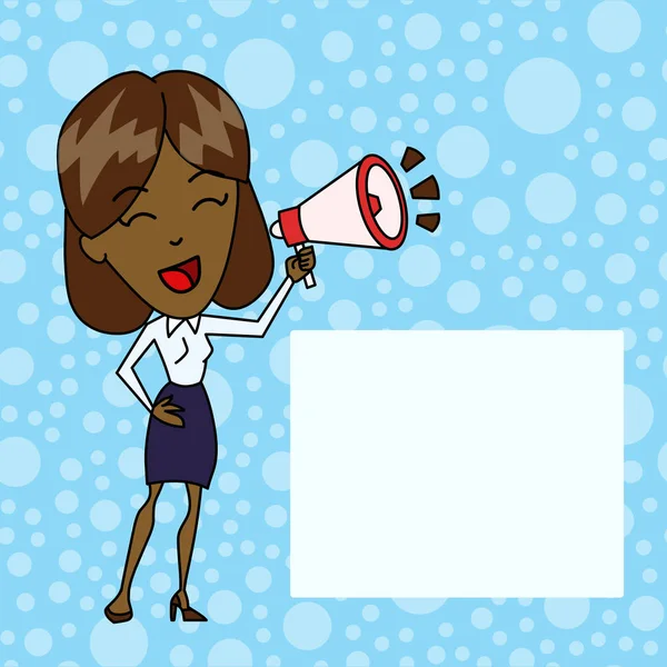 Mujer joven sonriente en blusa formal y falda que habla en Blowhorn con icono de volumen y caja de texto en blanco al lado. Espacio de fondo creativo para anuncios y anuncios — Vector de stock