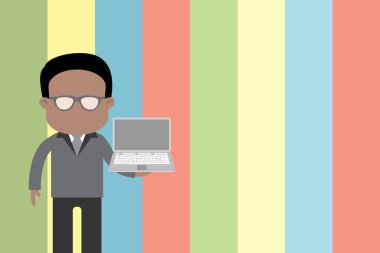 İyi giyimli adam dizüstü bilgisayar tutan gözlük sol tarafında tutarak. Yönetici takım elbiseli okuma gözlüğü portatil bilgisayar ön işadamı kullanarak ayakta