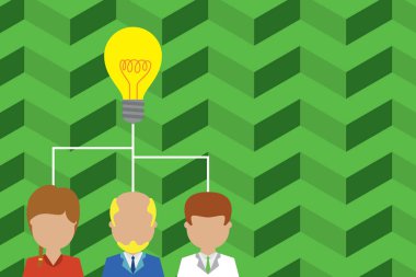 Grup üç kişi fikir simgesini paylaşır. Beyin fırtınasıyla tanışan yönetici kişiler. Takım çalışması başlangıç. Yaratıcı ampul fikri. Çalışan insanlar. Erkek, kadın.