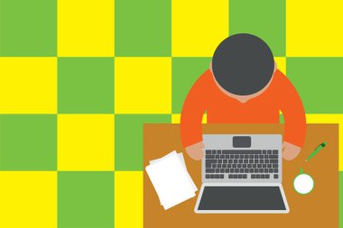 Üst görünüm meşgul genç adam çalışan ahşap masa dizüstü belgeler kahve fincanı kalem oturuyor. Üst görünüm erkek çalışan masaüstü kişisel bilgisayar sıcak içecek tükenmez kağıtlar.