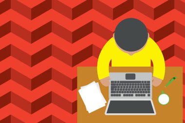 Üst görünüm meşgul genç adam çalışan ahşap masa dizüstü belgeler kahve fincanı kalem oturuyor. Üst görünüm erkek çalışan masaüstü kişisel bilgisayar sıcak içecek tükenmez kağıtlar.