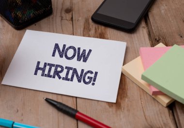 Sözcük yazma metni işe alma. Geleceğin çalışanlarıyla iş ilişkisinin değerlendirilmesine yönelik iş konsepti. Üst görünüm ahşap masa sabit kağıt tablet kalem renkli çubuk pedi notları..