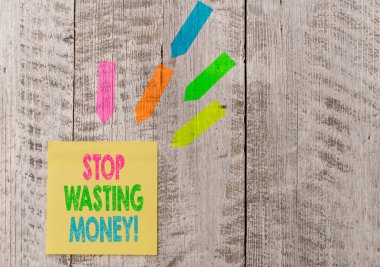 Stop Israf Para gösteren kavramsal el yazısı. Tasarruf etmeye başlamak ve akıllıca kullanmak için gösteren veya grup advicing İş fotoğraf metin ahşap tablonun üstüne kağıt ve satır ok çıkartmaları not