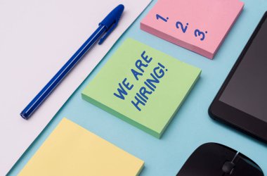 El yazısı metin yazma Biz İşe vardır. Kavram son zamanlarda birini istihdam veya belirli bir iş Yapmak için birisi ödeme Anlamına Gelir Not kağıtları ve sabit artı gadget'lar arka plan üzerinde yana yerleştirilir.