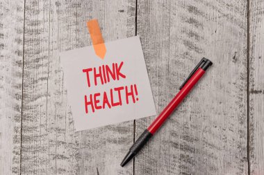 Think Health'i gösteren metin işareti. Tam fiziksel zihinsel ve sosyal iyi kavramsal fotoğraf durumu bir düz boş kağıt levha ve ahşap dokulu masa ile bağlı bir kalem olmak.