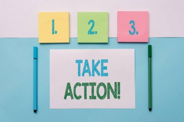 Eyleme Geçme'yi gösteren metin işareti. Kavramsal fotoğraf, sorunlu Not kağıtları ve sabit likte yumuşak zeminin üzerine yan lara yerleştirilen hedefe ulaşmak için resmi veya uyumlu bir şey yapın.