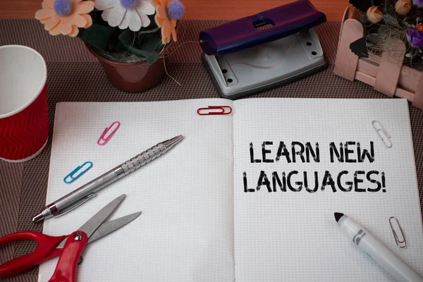 手写文本学习新语言。概念意为发展对外交流能力. — 图库照片