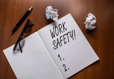 İş Güvenliğini gösteren kavramsal el yazısı. Çalışanların sağlığını sağlamak için yerinde İş fotoğraf metin politikaları ve prosedürleri Defter küçük buruşuk kağıt topları okuma gözlük ahşap masa.