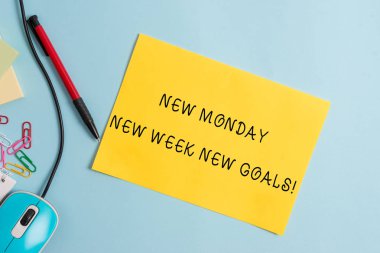 Yeni Pazartesi Yeni Hedefleri 'ni yazan el yazısı metinleri. Yeni hedefler belirleyerek veda hafta sonu anlamına geliyor..