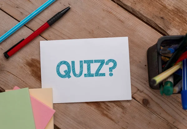 Scrittura concettuale a mano che mostra la domanda del quiz. Fotografia aziendale che mostra la prova della conoscenza come competizione tra individui o squadre Note paper e stazionario posizionato lateralmente sfondo morbido . — Foto Stock