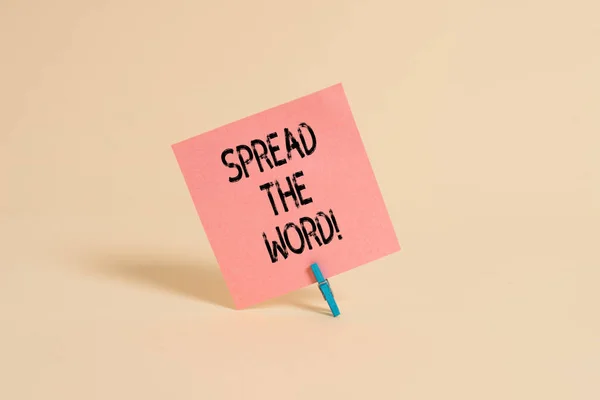 Tulisan kata Spread The Word. Konsep bisnis untuk berbagi informasi atau berita menggunakan media sosial. — Stok Foto