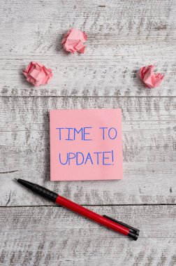 Güncelleştirme Zamanı'nı gösteren kavramsal el yazısı. Bir şeyi veya güncellenmiş sürüm programı Sabit ve ahşap masa üzerinde çarşaf ile kağıt artıkları güncelleme Hareket Vitrine İş fotoğraf.