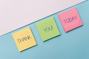 Teşekkür'i gösteren metin işareti. Hediye hizmeti iltifat Pastel renk notu kağıtları softhued fon yan yerleştirilen kabul ederken kullanılan kavramsal fotoğraf kibar ifade.